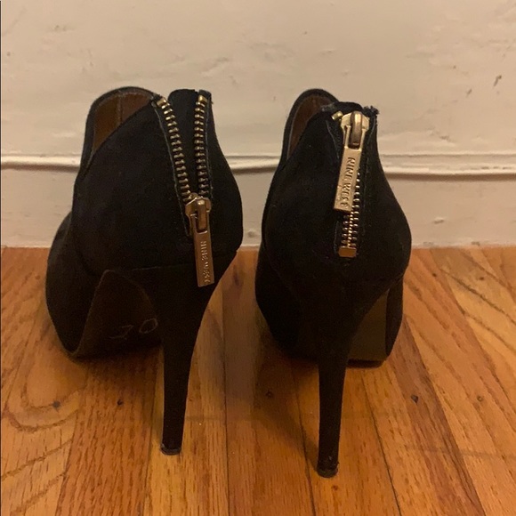 Black suede Nine West booties with zippers - Picture 2 of 3